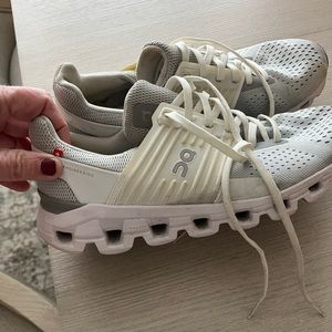 Women’s oncloud sneakers - size 10